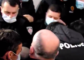 პოლიციას შენობიდან ოპოზიციონერი დეპუტატები ძალის გამოყენებით გაჰყავს – ხმაური ბათუმში