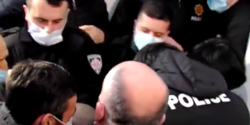 პოლიციას შენობიდან ოპოზიციონერი დეპუტატები ძალის გამოყენებით გაჰყავს – ხმაური ბათუმში