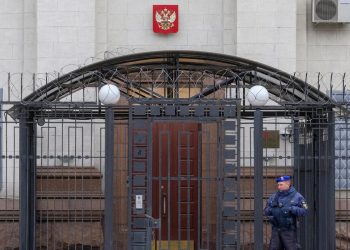 მოსკოვი კიევში საელჩოს ცლის და თანამშრომლები გაჰყავს – NYT