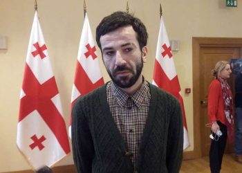 ერეკლე დეისაძე:”როცა პარლამენტის წინ „ნარკოპოლიტკას“ ვაპროტესტებ ან პროპორციულ არჩევნებს ვითხოვ, მაშინ ჩემი ნიჭი აშკარაა. საკმარისია ჰესის აშენების წინააღმდეგ პოზიცია დავაფიქსირო, ჩემი უნიჭობა ცხადი ხდება”