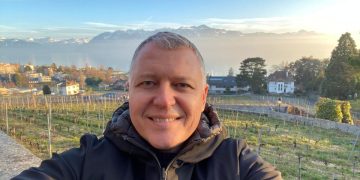 “ეს პოსტი ჩემს გვერდზე დაიდო. რეგულარულად გავაზიარებ ჩემს მთავარ გვერდზე საინტერესო კომენტარებს”- ფხაკაძე