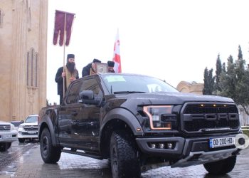 საშობაო ალილოზე სასულიერო პირები მრევლს ისევ მანქანებიდან დალოცავენ