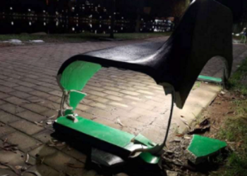 ბათუმის ცენტრალურ პარკში ახლადგანთავსებული სკამები დაამტვრიეს