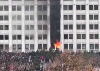 ალმათში ხელკეტებით და ჯოხებით შეიარაღებული ხალხი საოლქო ადმინისტრაციაში შეიჭრა