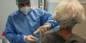 საბერძნეთში 50 წელს გადაცილებული არავაქცინირებული პირები შესაძლოა, 100 ევროთი დააჯარომონ