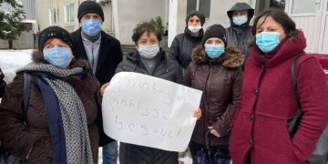 ვითხოვთ ღირსეულ ხელფასს – სოციალური მომსახურების სააგენტოს თანამშრომლებმა ბათუმში აქცია გამართეს