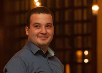 „მე უკვე აღარ ვიცი რომელი უფრო უნიჭოა, ნოდარა თუ პატარა ჭუტა, რომელსაც აშკარად ატყუებს ეს მეორე უნიჭო, თითქოს მაგარ ექსკლუზივებს უკეთებს“