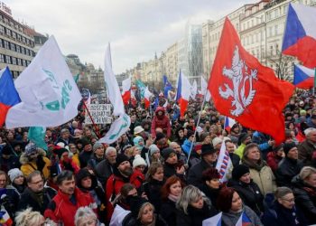 ჩეხეთში ათასობით ადამიანმა კორონავირუსთან დაკავშირებული შეზღუდვები გააპროტესტა