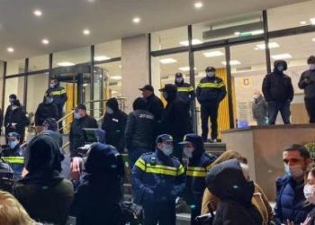 „ხვალ, სამ საათამდე ველოდებით პასუხს“ – სანატორიუმ „ქართლში“ მცხოვრებმა დევნილებმა ჯანდაცვის სამინისტროსთან აქცია გამართეს