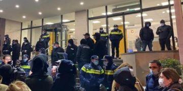 „ხვალ, სამ საათამდე ველოდებით პასუხს“ – სანატორიუმ „ქართლში“ მცხოვრებმა დევნილებმა ჯანდაცვის სამინისტროსთან აქცია გამართეს