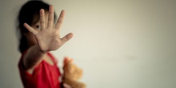 დედისგან მიტოვებულ 12 წლის გოგოზე ბაბუა სექსუალურად ძალადობდა, ახლა კი ციხიდანაც ემუქრება