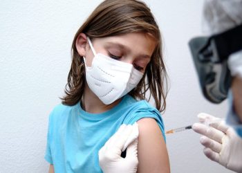 NDI: მოსახლეობის უმრავლესობა COVID-19-ის წინააღმდეგ ბავშვების აცრის წინააღმდეგია