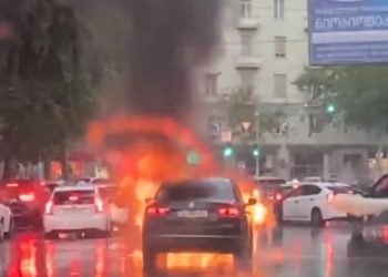 თბილისში ავტომობილს ცეცხლი გაუჩნდა