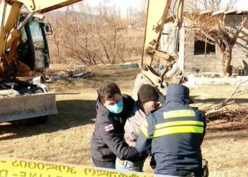 “ჩემი ხელით დავანგრევ, დავიღუპები…არ დაანგრიოთ” – ორხევში ბულდოზერმა სახლებს გადაუარა