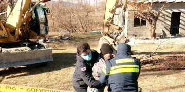“ჩემი ხელით დავანგრევ, დავიღუპები…არ დაანგრიოთ” – ორხევში ბულდოზერმა სახლებს გადაუარა