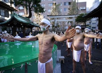 იაპონელები ყინულიან წყალში ჩავიდნენ და ღმერთს პანდემიის დასრულება სთხოვეს – ფოტოები