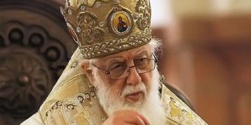 “ბობოქარი სულის დიდი პოეტი სამზეოს ტოვებს”- პატრიარქი რეზო ამაშუკელის ოჯახს სამძიმარს უცხადებს