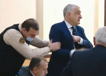 ხმაური საქალაქო სასამართლოში – მოსამართლემ მამუკა ხაზარაძე დარბაზიდან გააძევა