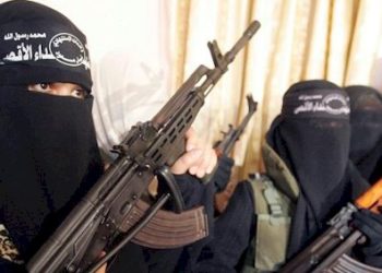 ISIS-ის წევრი ქალი, რომელიც სირიელ ქალებს და ბავშვებს ავტომატის და თვითმკვლელი ჟილეტების ხმარებას ასწავლიდა, დააკავეს