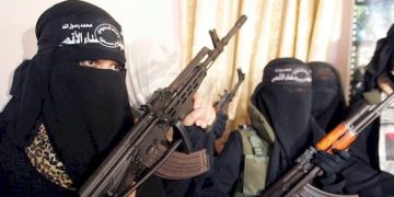 ISIS-ის წევრი ქალი, რომელიც სირიელ ქალებს და ბავშვებს ავტომატის და თვითმკვლელი ჟილეტების ხმარებას ასწავლიდა, დააკავეს