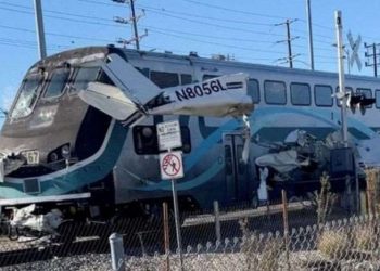 კალიფორნიაში მატარებელი თვითმფრინავს შეეჯახა