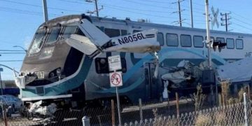 კალიფორნიაში მატარებელი თვითმფრინავს შეეჯახა