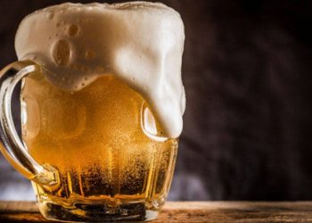 950 ლარი ერთ ბოთლ ლუდში – გამოძიება კლუბის თანამშრომელს იძულებას ედავება