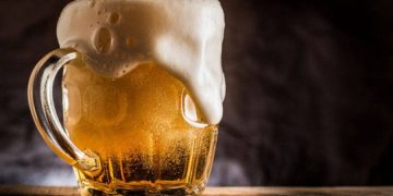 950 ლარი ერთ ბოთლ ლუდში – გამოძიება კლუბის თანამშრომელს იძულებას ედავება