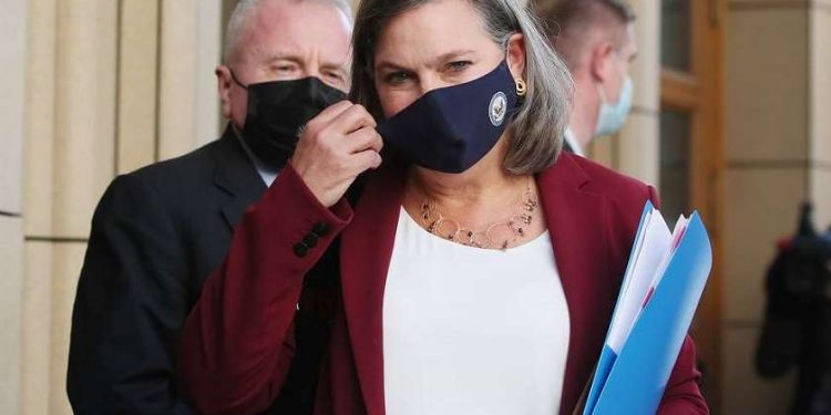 MOSCOW, RUSSIA - OCTOBER 12, 2021: US Under Secretary of State for Political Affairs Victoria Nuland wears a face mask outside the Russian Foreign Ministry. Vladimir Gerdo/TASS

Россия. Москва. Заместитель государственного секретаря США Виктория Нуланд у здания МИД РФ. На втором плане - посол США в РФ Джон Салливан. Владимир Гердо/ТАСС