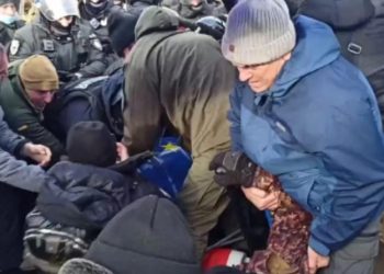 კიევში, პოროშენკოს მხარდამჭერ აქციაზე პოლიციამ ცრემლსადენი გაზი გამოიყენა