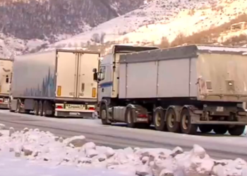 პრობლემები გზებზე – ლარსის გამშვებ პუნქტზე ათობით სატვირთო მანქანაა გაჩერებული