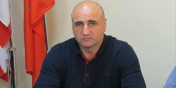 “მუნიციპალიტეტის თანხაა, სადაც ჩავთვლით საჭიროდ, იქ წავა” – ქარელის მერი გაუქმებული მოსწავლე-ახალგაზრდობის სახლის ფულით ტატამს ყიდულობს