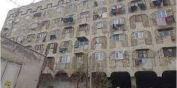 „შენობა ავარიულ მდგომარეობაშია“ – თბილისის ზღვაზე დევნილთა საცხოვრებლის ნაწილი ჩამოინგრა