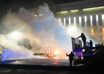 ყაზახეთში დაპირისპირებას 13 სამართალდამცავი ემსხვერპლა, აქციის მონაწილეებმა 2 პოლიციელს თავი მოკვეთეს