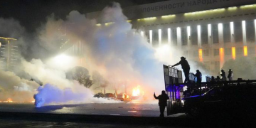 ყაზახეთში დაპირისპირებას 13 სამართალდამცავი ემსხვერპლა, აქციის მონაწილეებმა 2 პოლიციელს თავი მოკვეთეს