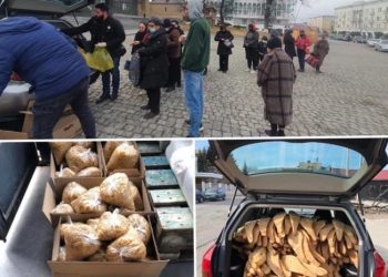 “ყოჩაღ თელაველებს-თეატრის წინ – თაფლს, პურს და მაკარონს უფასოდ არიგებენ!”