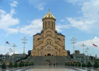 შობის დღესასწაულთან დაკავშირებით, სამების საკათედრო ტაძარში ღამისთევის მსახურება 23:00 საათზე დაიწყება