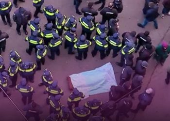 “სახლებიდან რომ გამოხვალთ, აიხედეთ, სახურავზე არავინ იდგეს, მეგობარი, მეზობელი, ნათესავი… აიხედეთ, სახურავზე, სანამ სახლებში შეხვალთ, ხალხო” – თამო კეშელავა