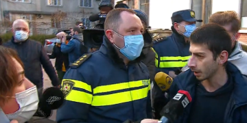 სემეკთან გამართულ აქციაზე სამართალდამცველებმა 2 აქტივისტი დააკავეს