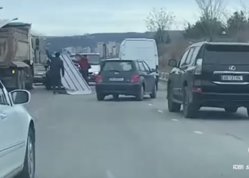 მშენებარე სპორტის სასახლის სახურავიდან სამშენებლო მასალები გადმოვარდა – არიან დაშავებულები (ვიდეო)