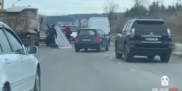 მშენებარე სპორტის სასახლის სახურავიდან სამშენებლო მასალები გადმოვარდა – არიან დაშავებულები (ვიდეო)