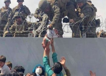 ჩვილი, რომელიც ქაბულის აეროპორტში ამერიკელ ჯარისკაცს გადასცეს, თვეების შემდეგ ოჯახს დაუბრუნდა