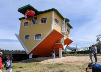 კოლუმბიის ერთ-ერთ ქალაქში ამოტრიალებული სახლი დადგეს