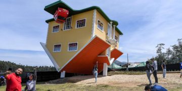 კოლუმბიის ერთ-ერთ ქალაქში ამოტრიალებული სახლი დადგეს