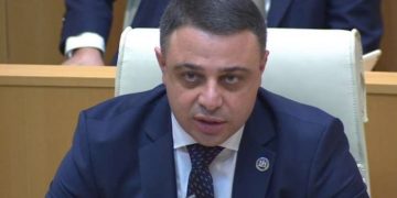 ღუდუშაური: [უკრაინას] შეუძლია, სახურავზე მორბენალი სააკაშვილის თმებით თრევის საქმე გამოიძიოს