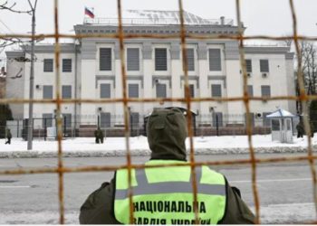 რუსი დიპლომატები და საკონსულოს თანამშრომლები უკრაინას ტოვებენ