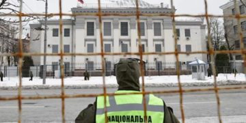 რუსი დიპლომატები და საკონსულოს თანამშრომლები უკრაინას ტოვებენ