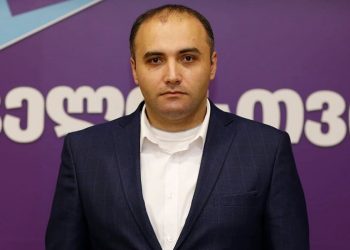 “დაცვის პოლიციის ძალით კი არა, კბილებამდე შეიარაღებული არმიით გარშემორტყმულმა და რუსული ჯარით ზურგგამაგრებულმა აბაშიძემ ვერ შეინარჩუნა ხელისუფლება!“-  აკაკი გვიანიძე