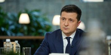 ზელენსკიმ მაღალჩინოსნებს და დეპუტატებს, რომლებმაც ქვეყანა დატოვეს, დაბრუნებისკენ მოუწოდა