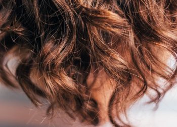 ქალს 6 წელია თავი შამპუნით არ დაუბანია – ამერიკელი ბლოგერის თქმით, მისი თმა უფრო ბზინვარე გახდა